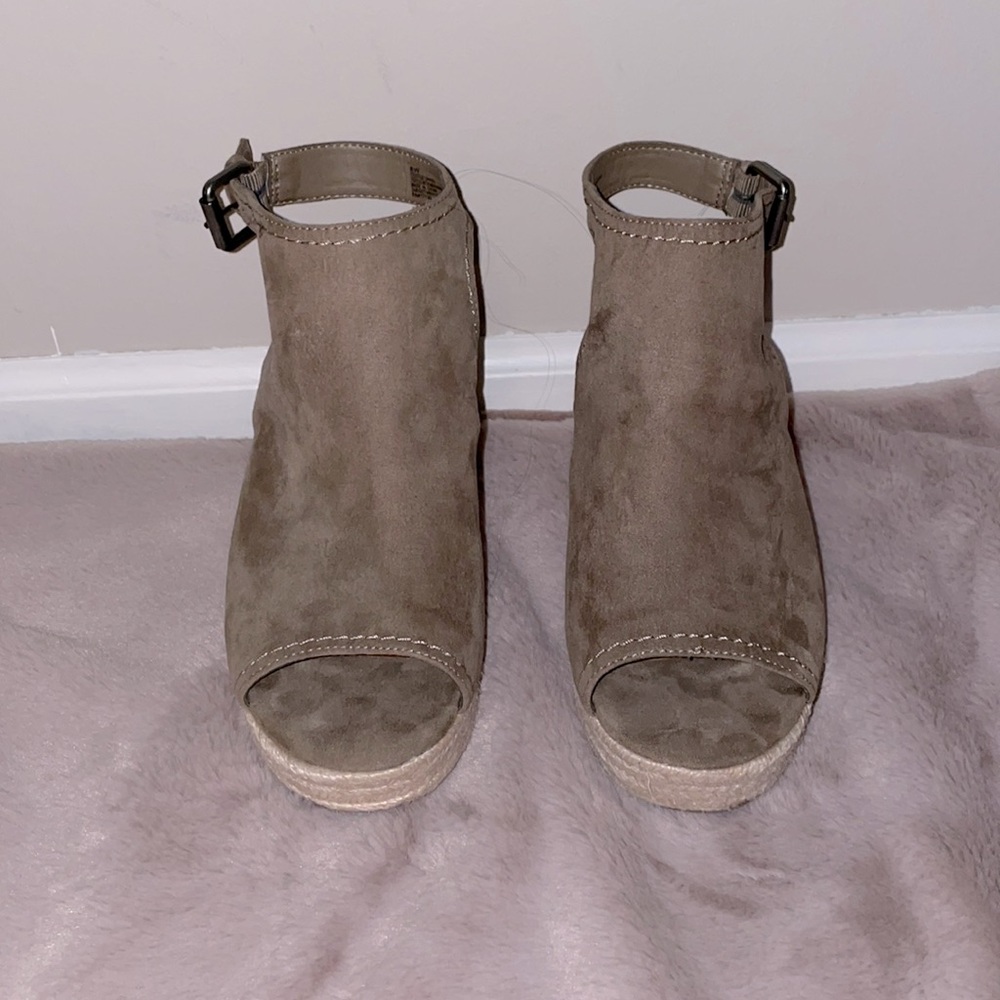 Tan Wedges